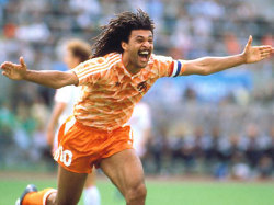 Gullit heeft de eerste goal van de finale van het EK 1988 gescoord