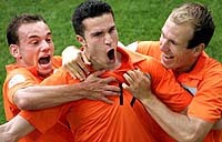 Van Persie heeft z'n eerste goal op een WK gescoord.