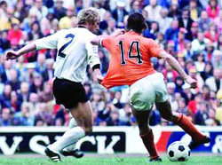 Johan Cruijff wordt in de finale aan z'n shirt getrokken door Berti Vogts Johan Cruijff wordt in de finale aan z'n shirt getrokken door Berti Vogts