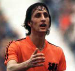 Cruijff is druk in discussie, waarschijnlijk met een scheidsrechter. Cruijff is druk in discussie, waarschijnlijk met een scheidsrechter.