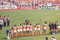 De spelers van Oranje staan klaar voor het volkslied. Ierland - Nederland 0-1, 18 juni 1988