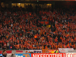 Eén grote oranjezee op de tribune van de Amsterdam ArenA Eén grote oranjezee op de tribune van de Amsterdam ArenA