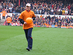 Oranje t-shirts en balonnen